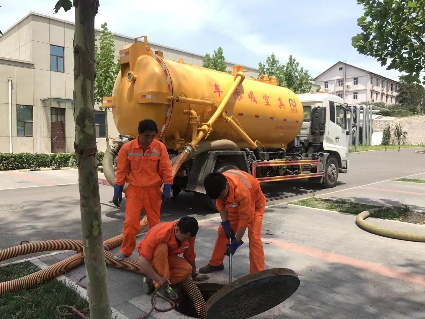 大名管道疏通车停在窨井附近