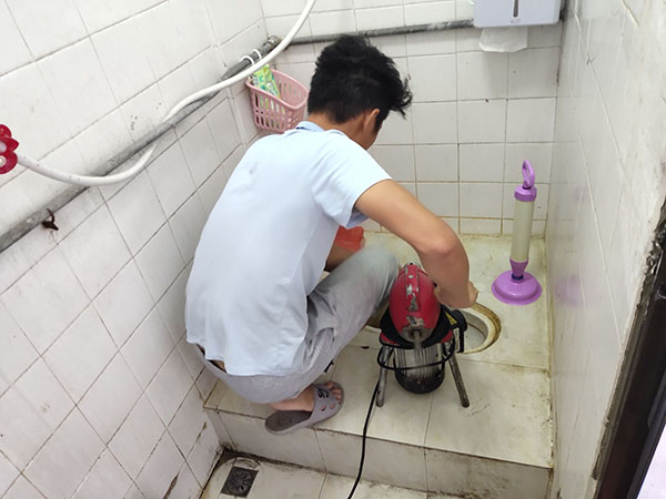 大名管道堵塞冒臭气 专业师傅现场解决问题