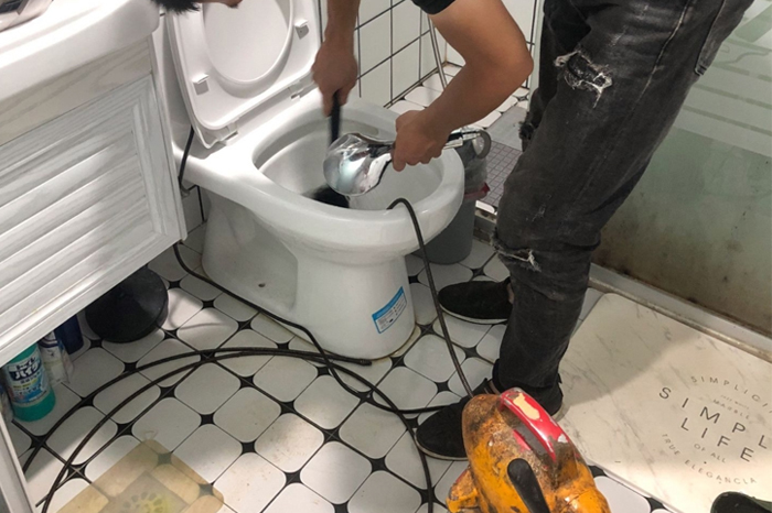 大名马桶堵塞自己疏通还是找师傅?专业上门服务让你省时更省心